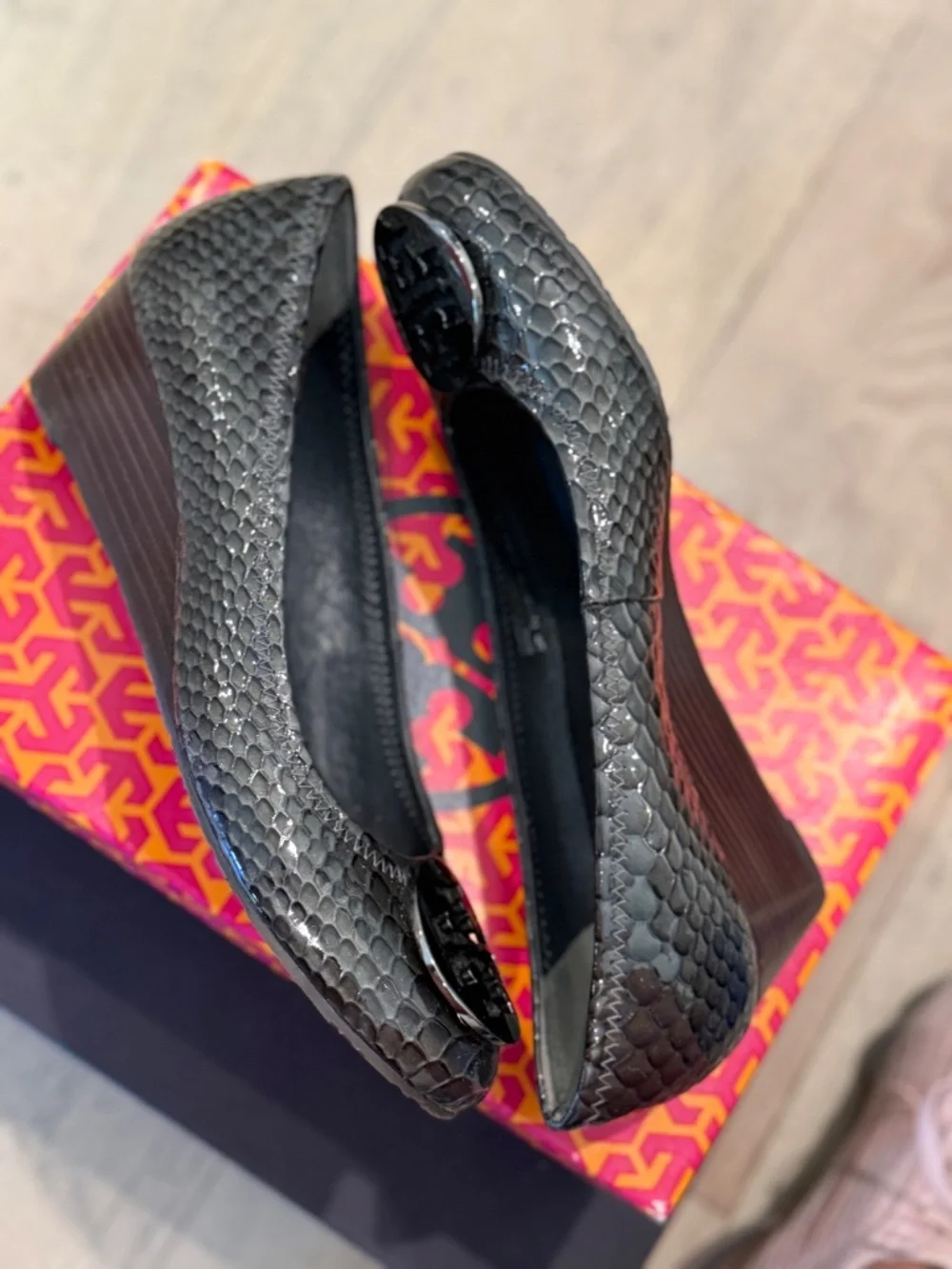 TORY BURCH , SIZE 9 METALLIC silver Snake Skin , features embossed , closed toe.